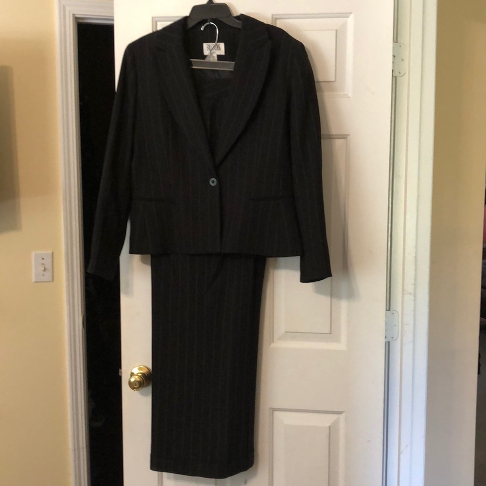Taylor pinstripe Bill blasts pants suit